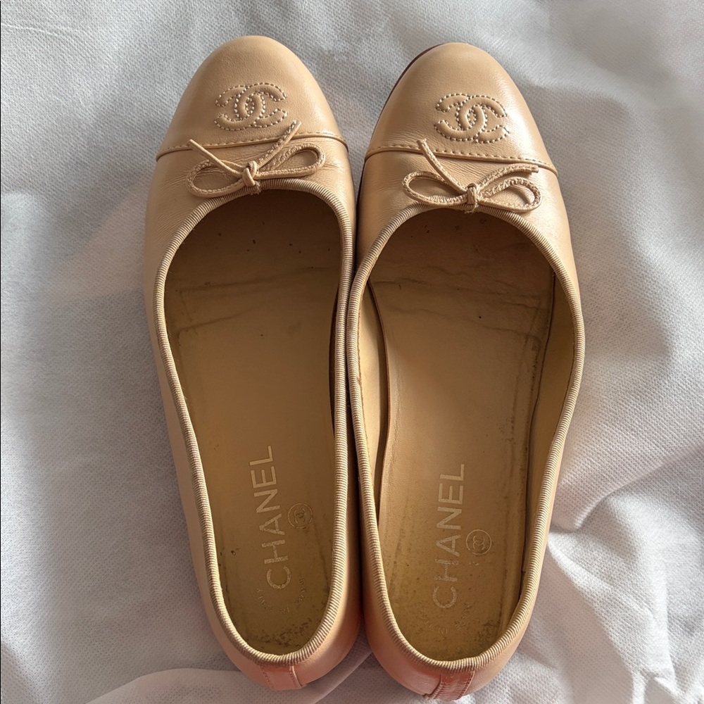 CHANEL Beige Leather CC Logo Ballet Flats with Bow